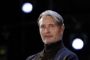 Portræt af Mads Mikkelsen i sort trøje 