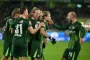 fodboldspiller hyldes efter scoring 