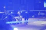 betjent færdes bag ved en politiafspærring 