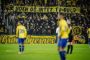 Gulklædte Brøndby-spillere på en fodboldbane