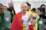 Jacob Sommer Simonsen i løbetøj med flag over skulderen