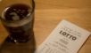 En kop kaffe med en lottokupon ved siden