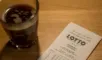 En kop kaffe med en lottokupon ved siden