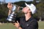 mand kysser pokal 