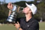 mand kysser pokal 