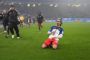 fodboldspiller jubler efter scoring