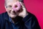 mand sidder med donut foran det ene øje