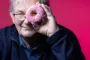 mand sidder med donut foran det ene øje