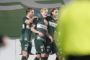 fodboldspillere jubler efter scoring