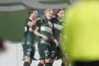 fodboldspillere jubler efter scoring