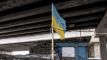 ukainsk flag i sønderskudte bygninger