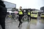 betjente løber mod stor bygning