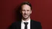 en mand smiler