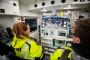 to personer inde i en babylance