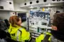 to personer inde i en babylance