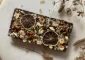 en stort stykke chokolade