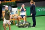 tennisspiller holder sig for hovedet