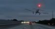 fly lander på motorvej