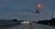 fly lander på motorvej