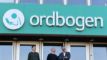 et firmalogo på en facade