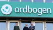 et firmalogo på en facade