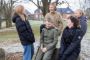 fem børn griner mens de sidder udenfor