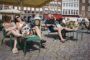 folk sidder i solen
