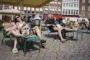 folk sidder i solen