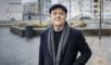 mand med kasket poserer for kameraet
