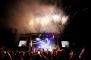 musiker på scene ved festival
