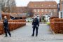 politibetjente står foran afspærringsbånd ved bygning