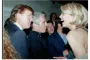E n ung Trump med Epstein og smilende blond dame