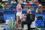 Clara TAuson får tilsendt en skade i låret under en tenniskamp