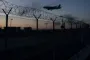 Et pigtrådshegn opstillet ind til en lufthavn