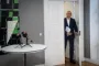 Jakob Engel Schmidt på vej ind ad en dør