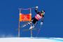 Lindsey Vonn på ski i luften mod blå himmel ved en styrtløbsport 