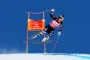 Lindsey Vonn på ski i luften mod blå himmel ved en styrtløbsport 