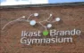 En rød murstensfacade, hvor der står Ikast-Brande Gymnasium