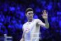 Victor Axelsen i spilletøj holder arm i vejret 