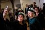 To politikere tager selfie med studenterhuer på