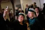 To politikere tager selfie med studenterhuer på
