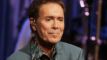 Cliff Richard klapper med hænderne foran sig