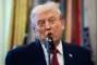 Trump taler med åben mund i mikrofon