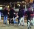 politifolk anholder en mand