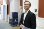 Smilende Hummelgaard på en gang