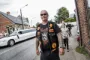Rocker med vest og solbriller