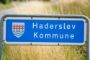Kommuneskilt stående i grøftekant