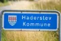 Kommuneskilt stående i grøftekant