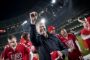Åge Hareide rækker armen i vejret blandt rød-hvide spillere
