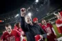Åge Hareide rækker armen i vejret blandt rød-hvide spillere